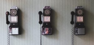 Tre telefoni attaccati al muro utilizzabili come contatto.